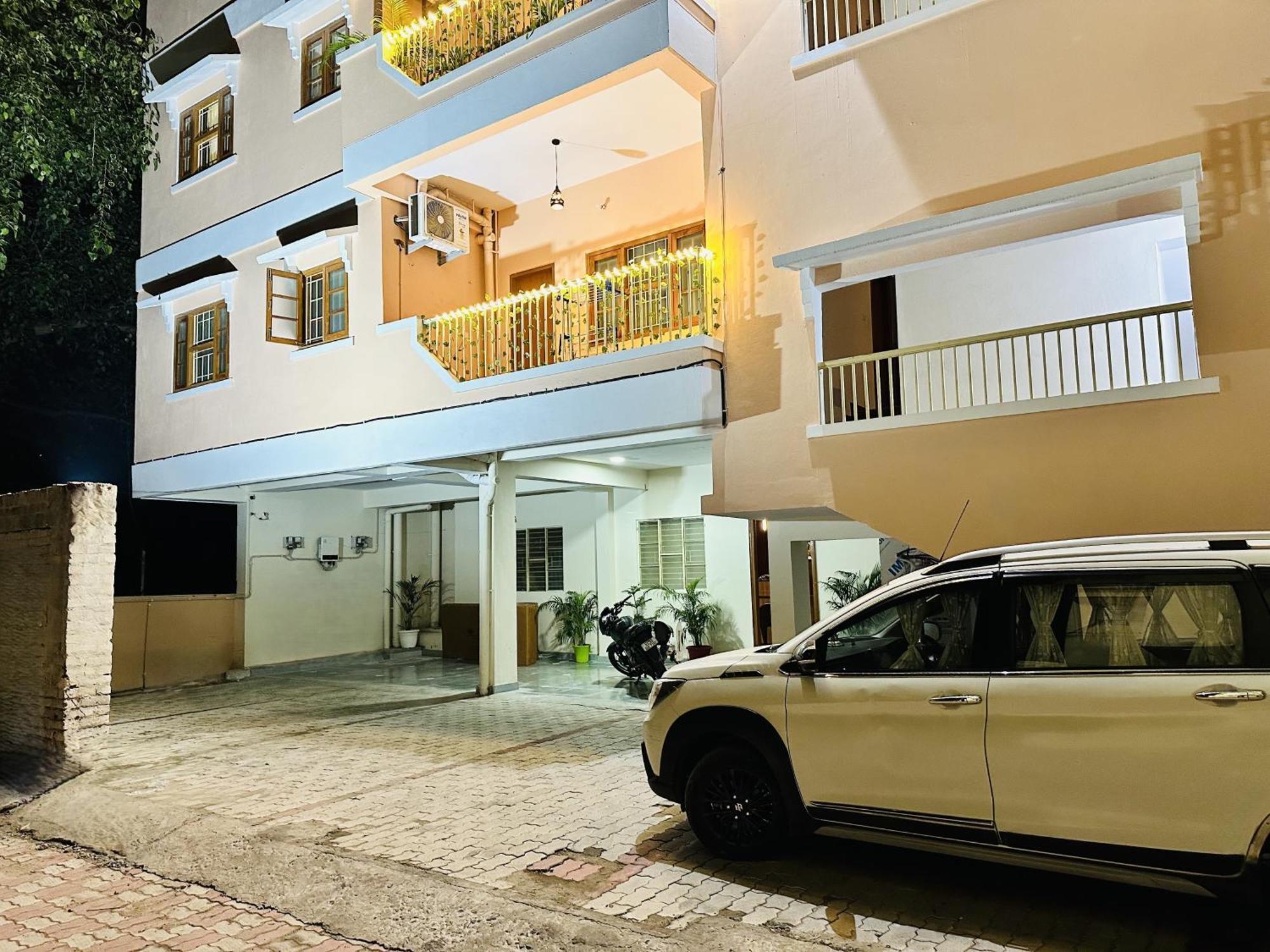 Zoomstay - 3Bhk Apartments Varanasi Bagian luar foto