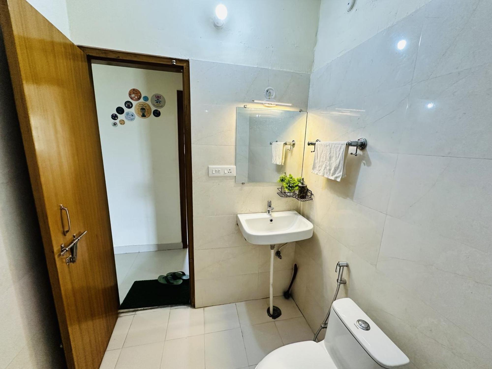 Zoomstay - 3Bhk Apartments Varanasi Bagian luar foto