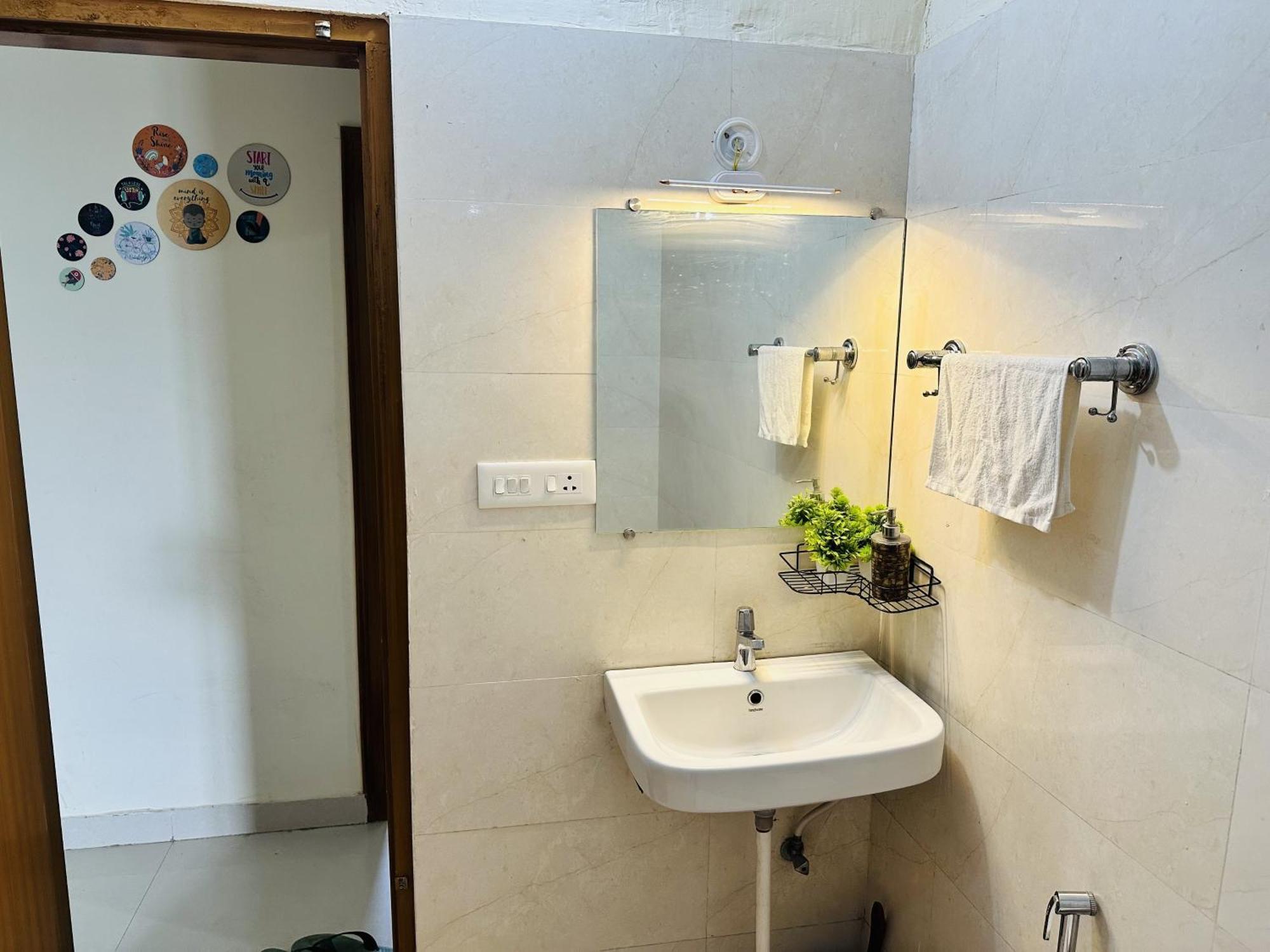Zoomstay - 3Bhk Apartments Varanasi Bagian luar foto
