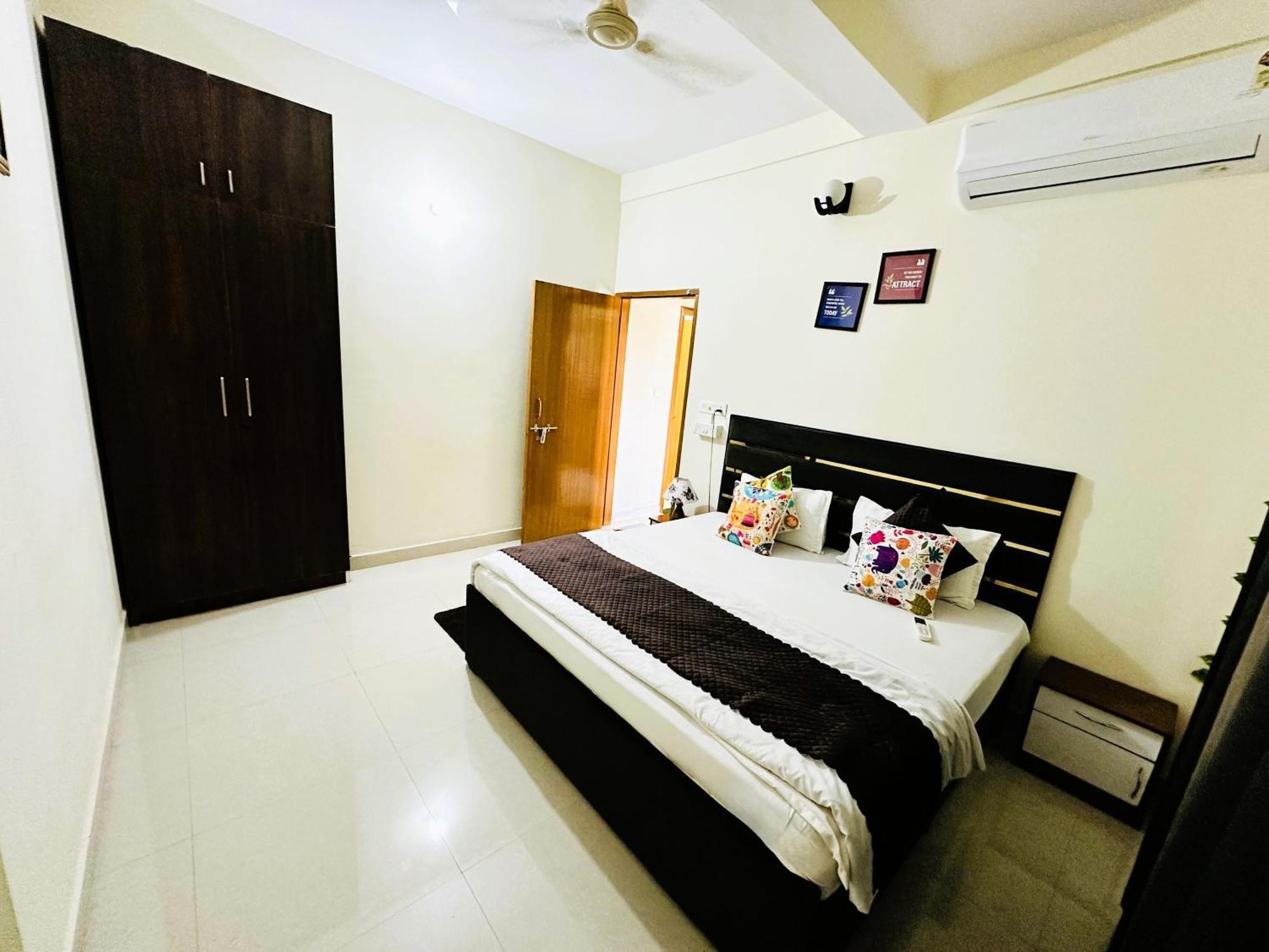 Zoomstay - 3Bhk Apartments Varanasi Bagian luar foto